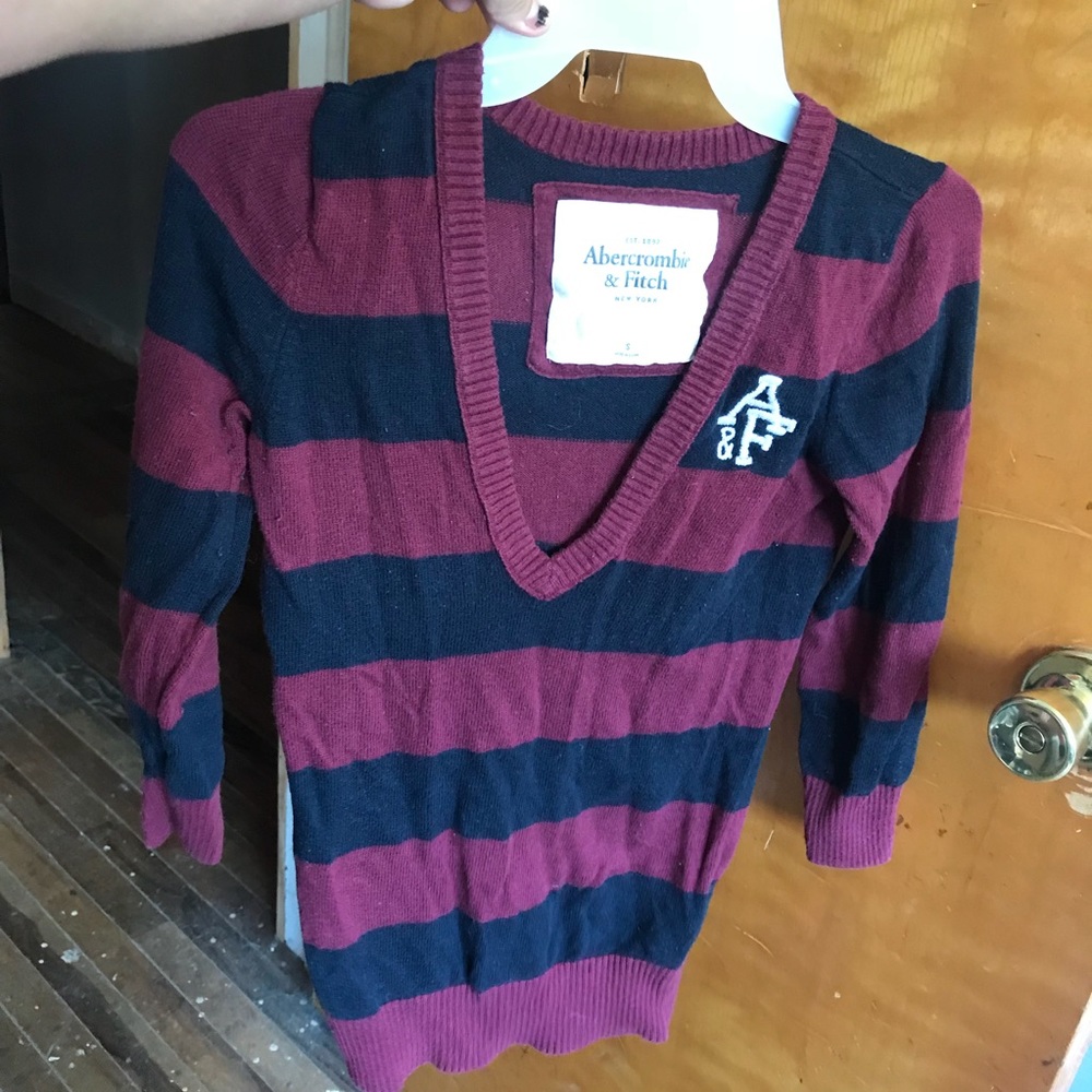 Preppy red and navy half sleeve v neck